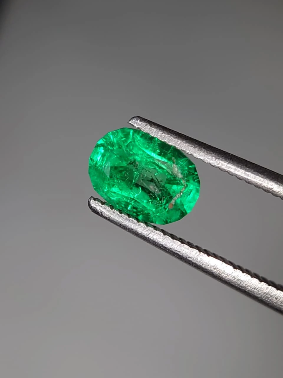 0.8ct Oval Faceted Panjsher Emerald from Afghanistan — view 3